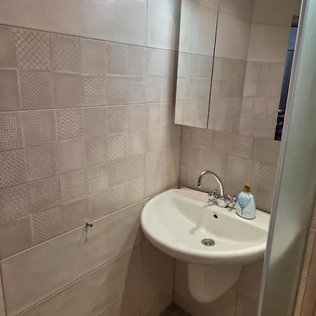 Stylish 2br Retreat 5m Walk To Sea Garden & Burgas